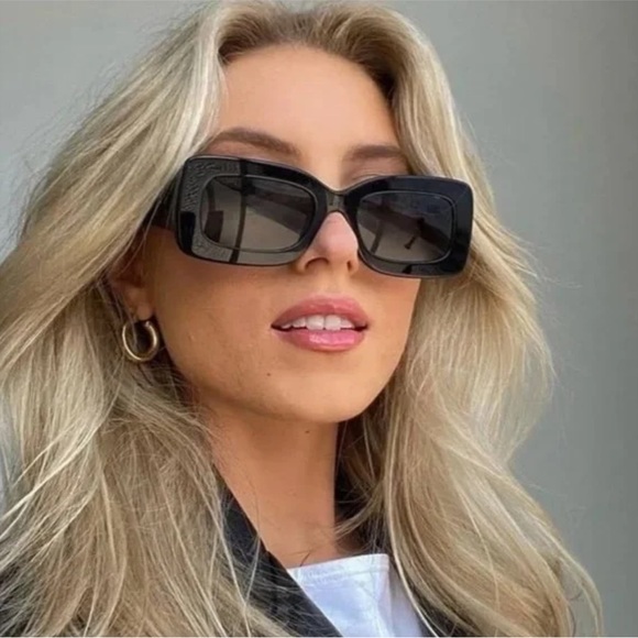 Burberry Sunglasses, New 250 - Picture 4 of 8